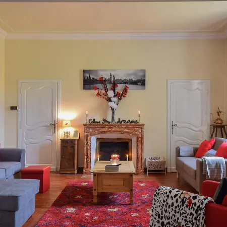 Beautiful Manor With Enclosed Garden, Private Swimming Pool And Poolhouse. Casa vacanze