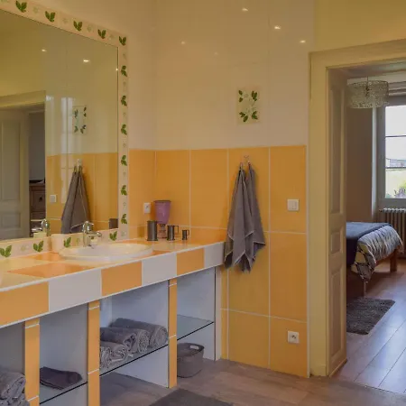 Beautiful Manor With Enclosed Garden, Private Swimming Pool And Poolhouse. Casa vacanze *