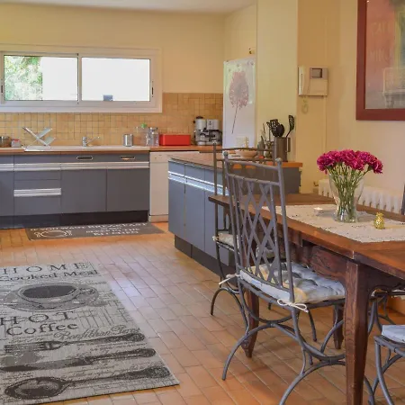 Beautiful Manor With Enclosed Garden, Private Swimming Pool And Poolhouse. Casa vacanze *